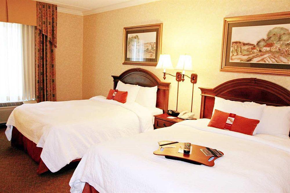 Hampton Inn Coventry-Warwick Area Номер фото