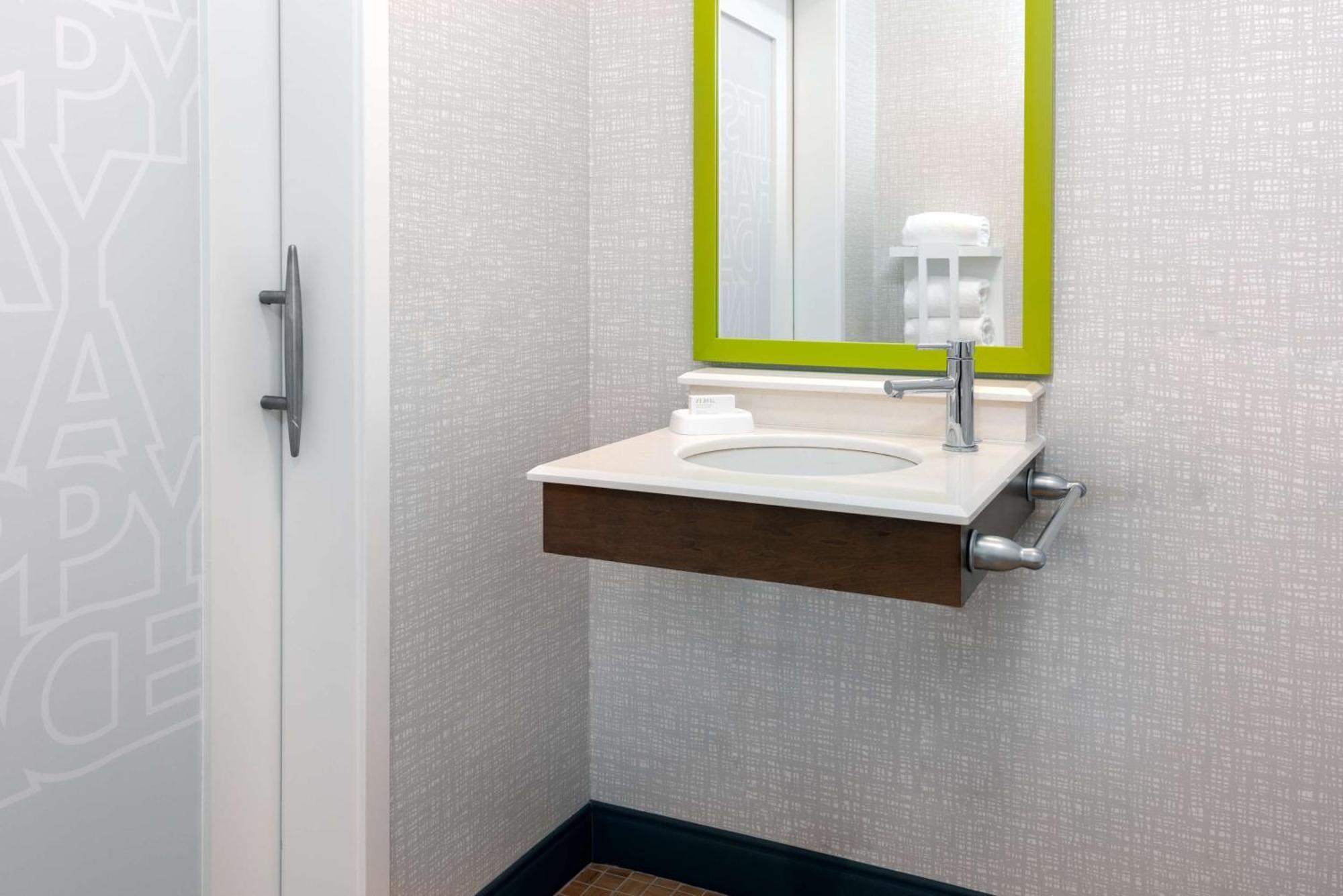 Hampton Inn Coventry-Warwick Area Экстерьер фото