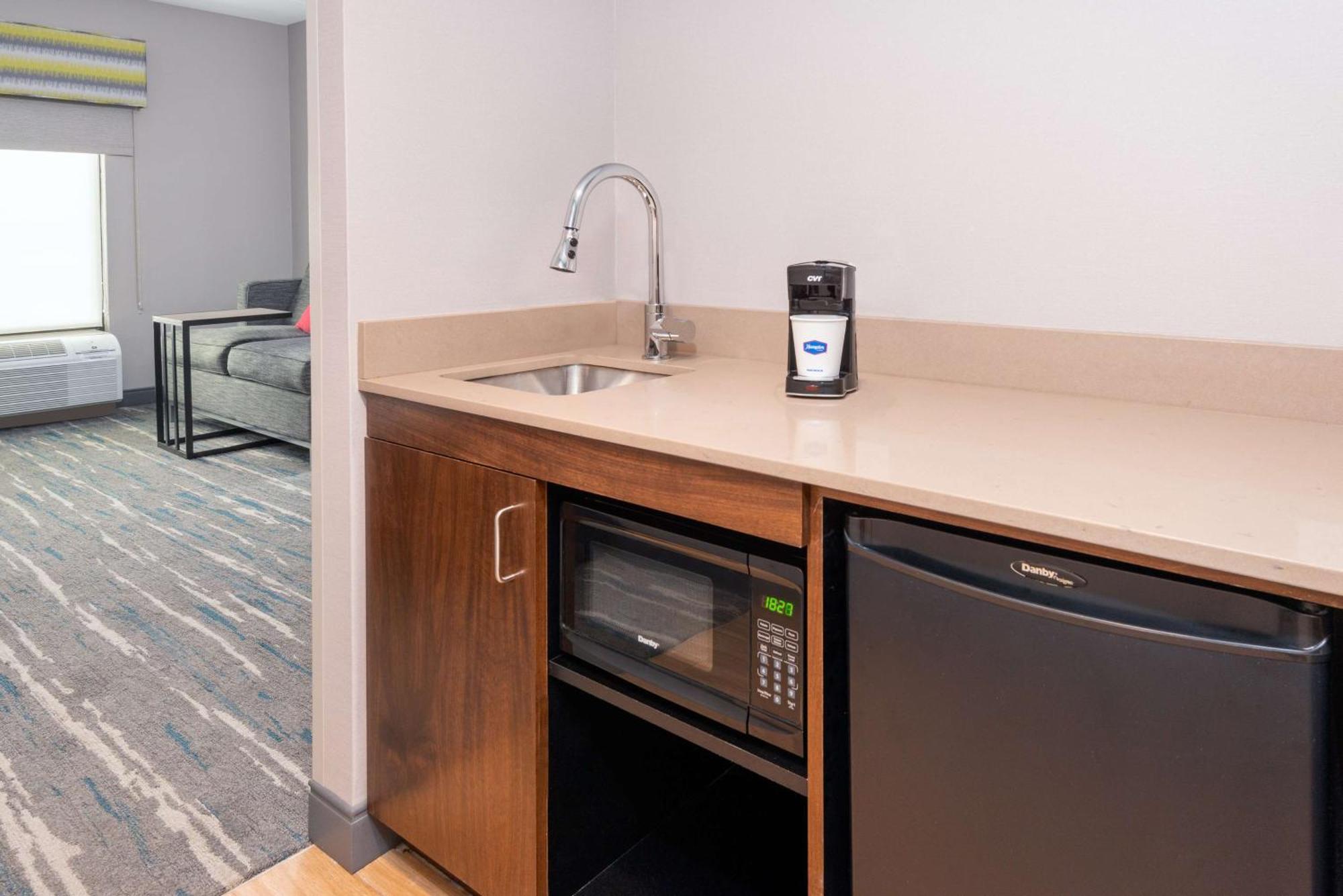 Hampton Inn Coventry-Warwick Area Экстерьер фото