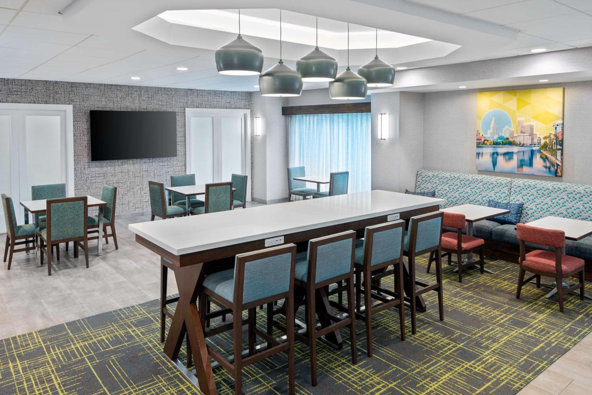 Hampton Inn Coventry-Warwick Area Экстерьер фото