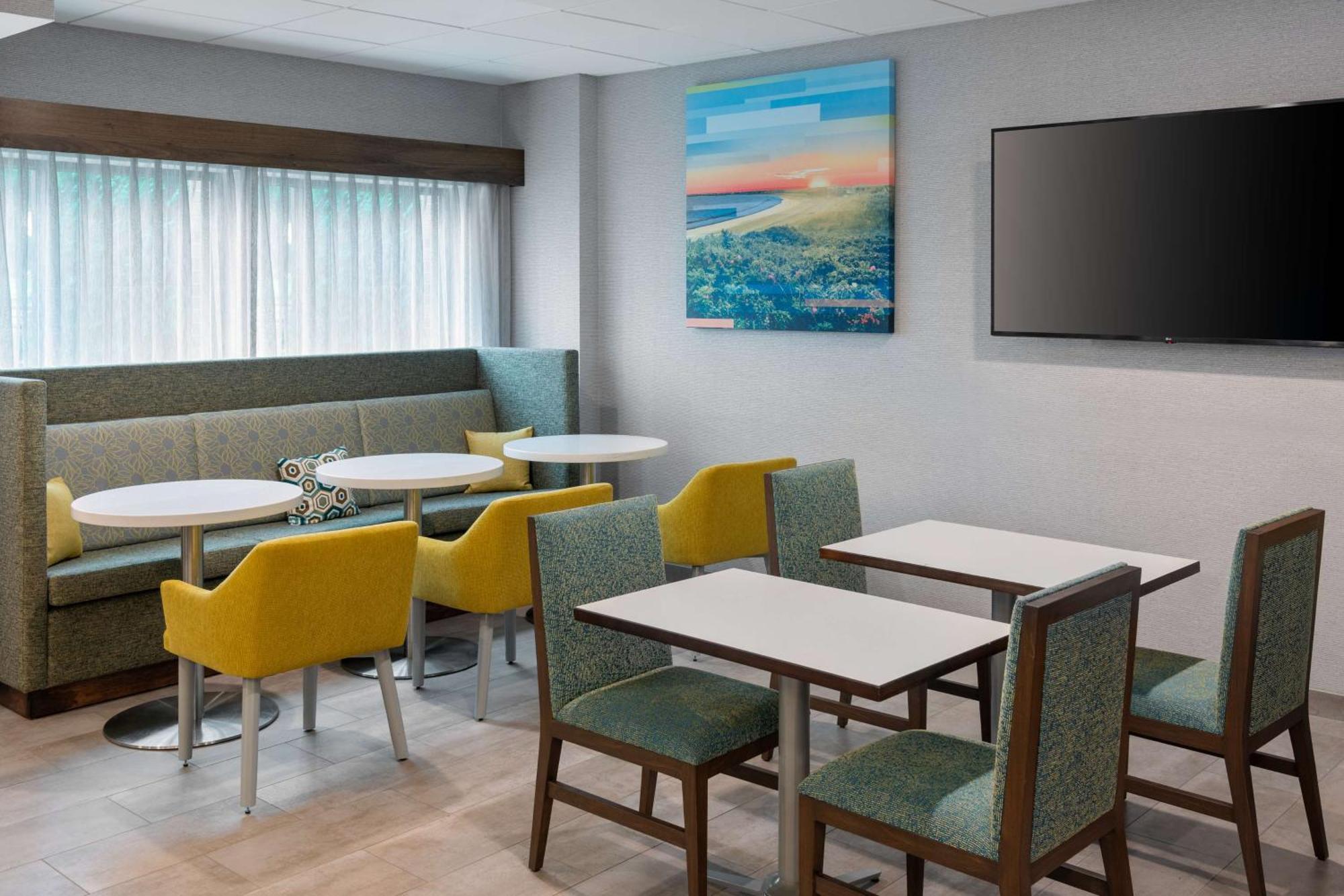 Hampton Inn Coventry-Warwick Area Экстерьер фото