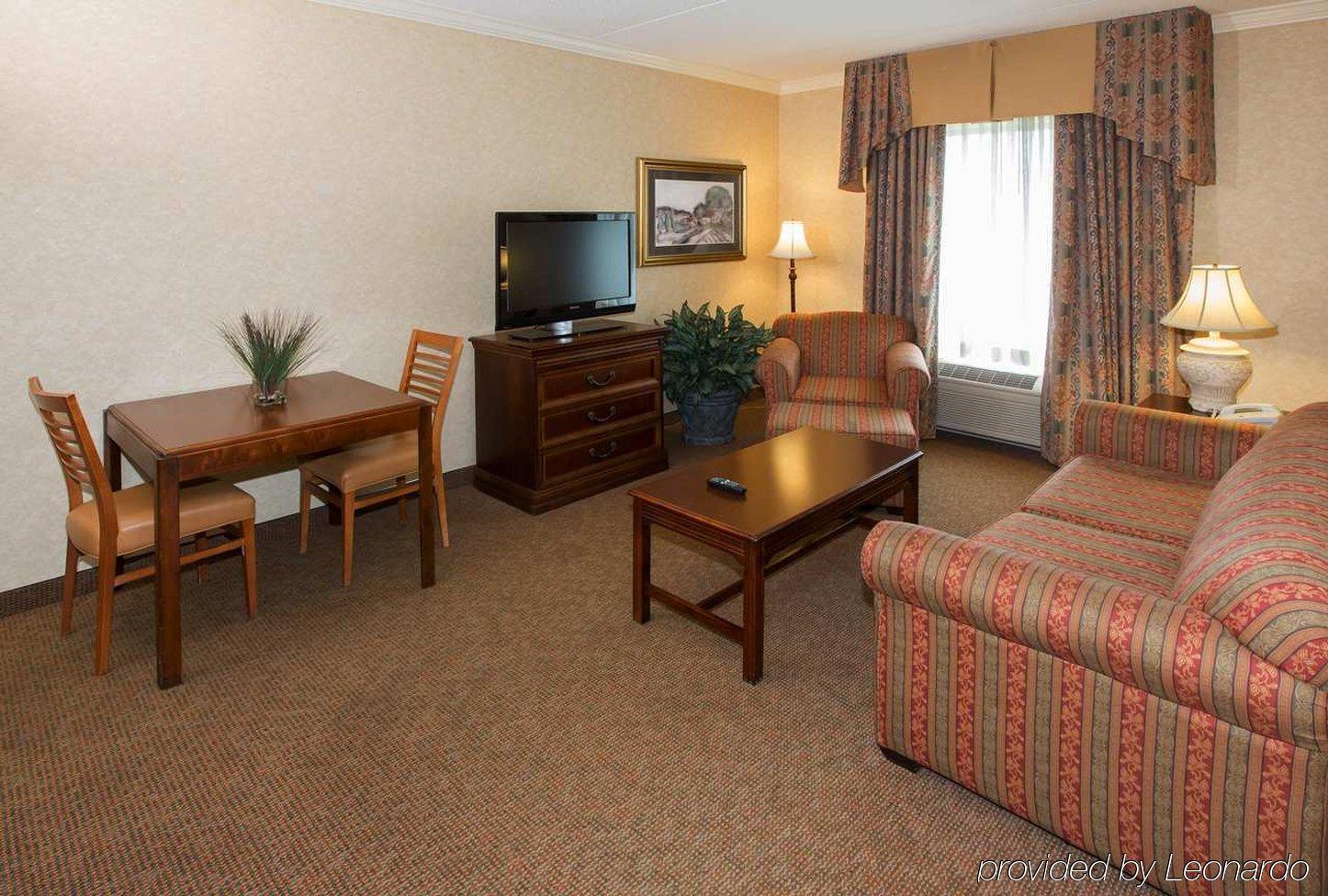 Hampton Inn Coventry-Warwick Area Номер фото